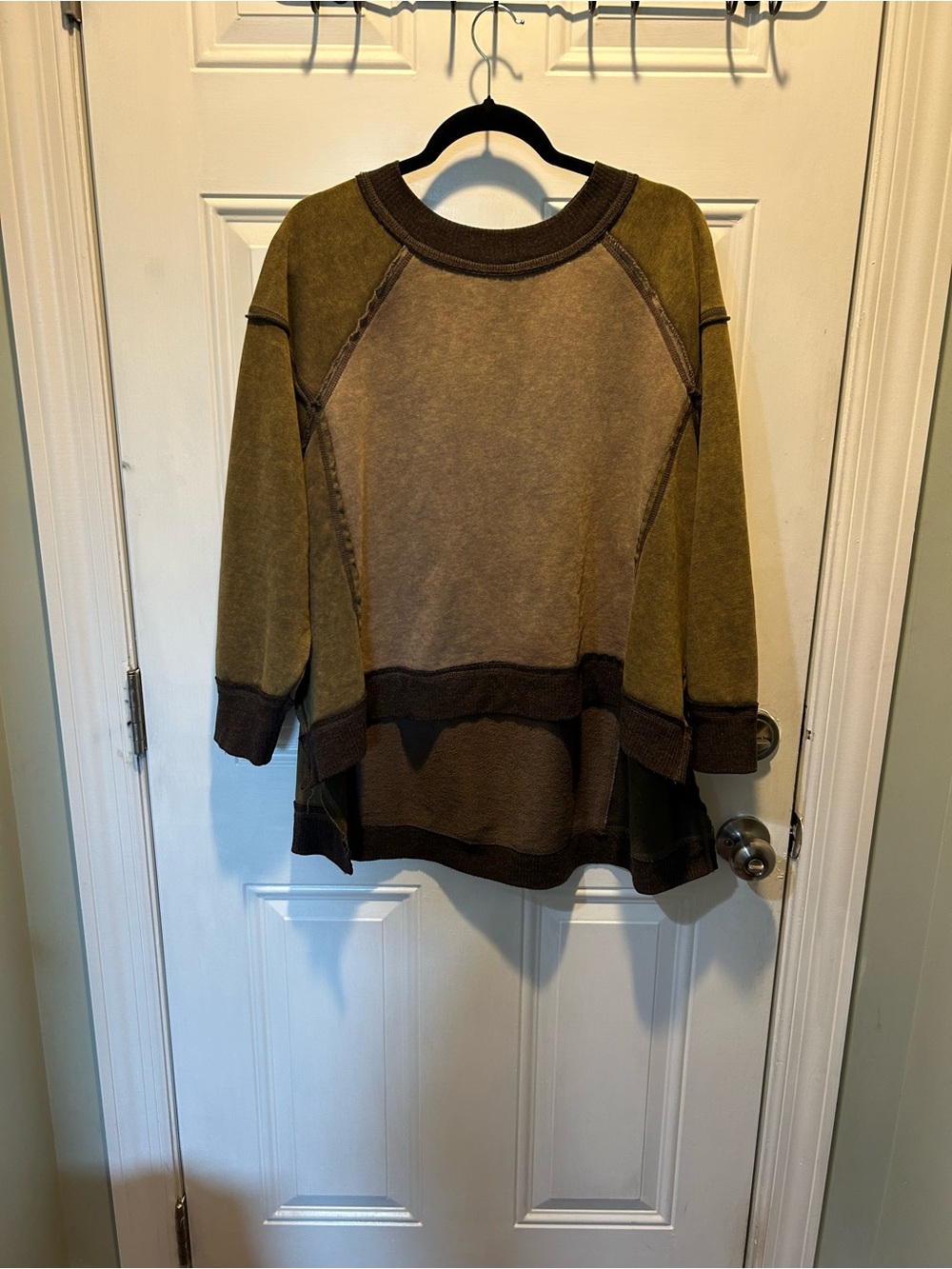 Oli & Hali Two-Tone Olive & Brown Crewneck Sweater